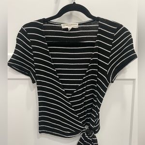 Urban Outfitters M black/white v-neck blouse